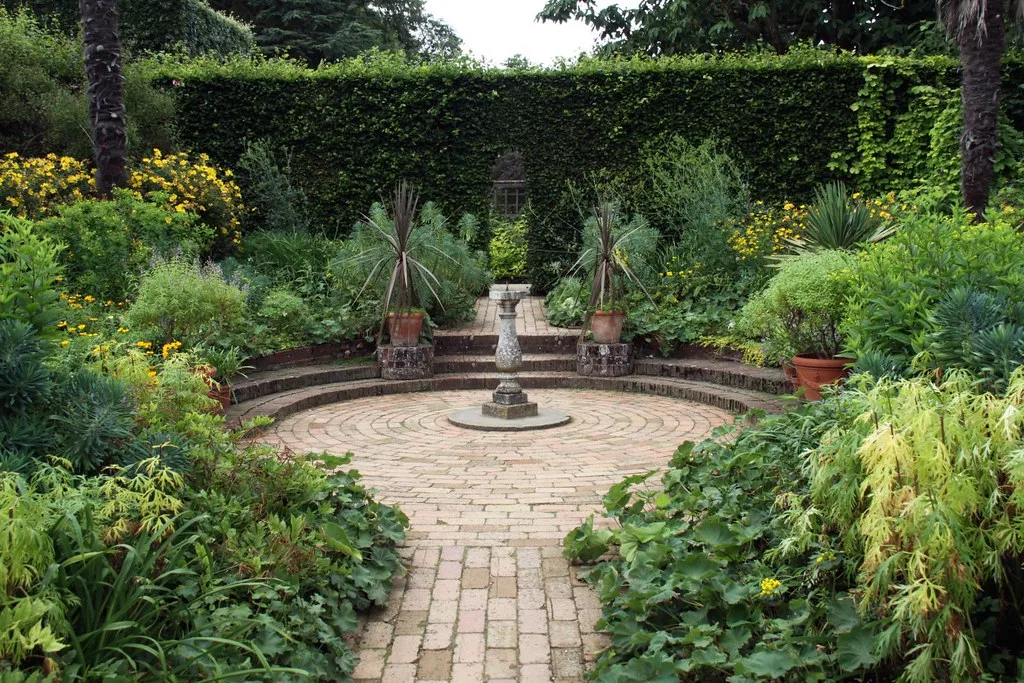 Jardin aménagé avec allées et massifs